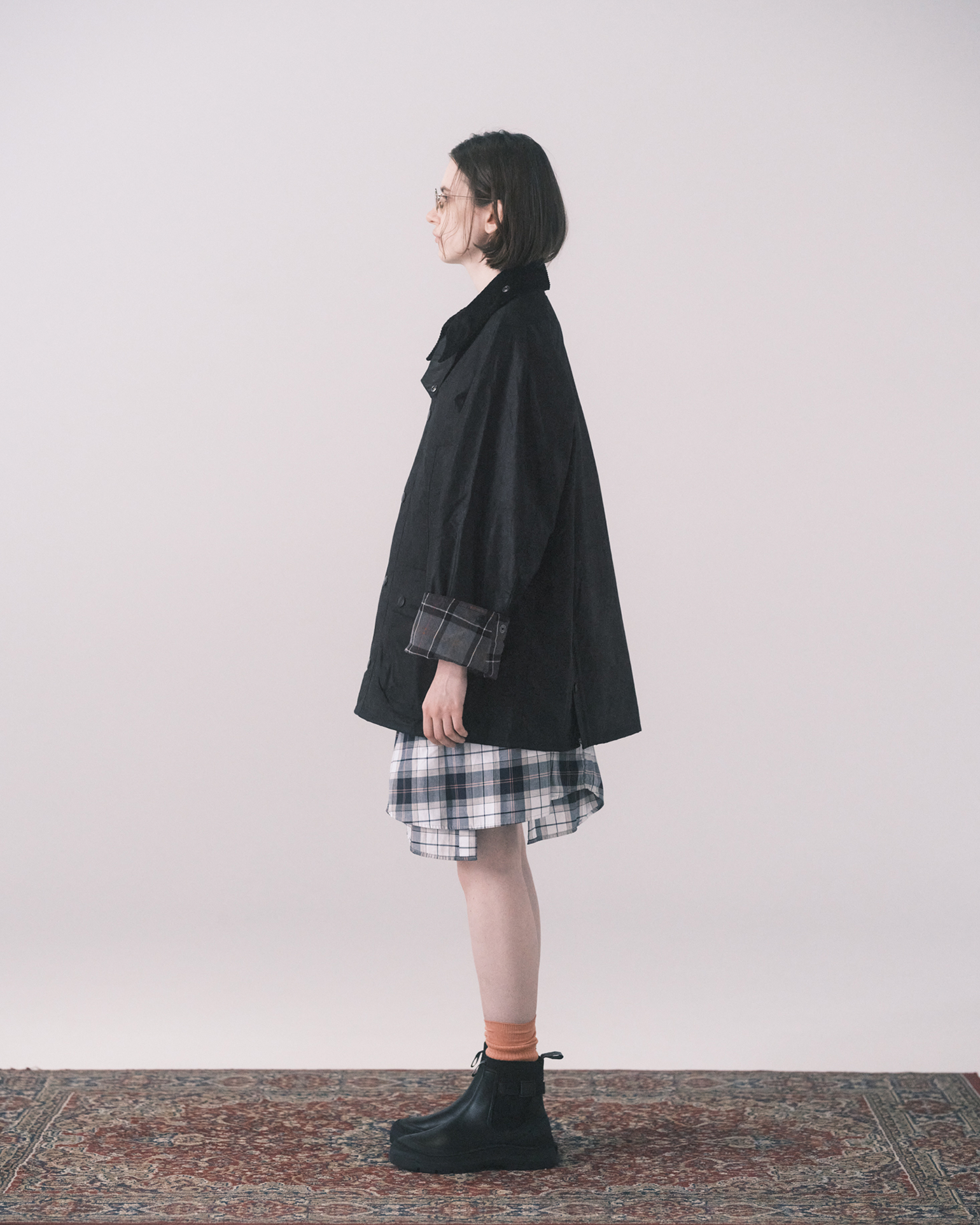 Oversized Bedaleを着用した女性