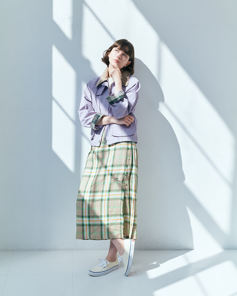 重なり合う光と色。春の街に馴染む、バブアーのライトアウター・スタイル / イメージ01