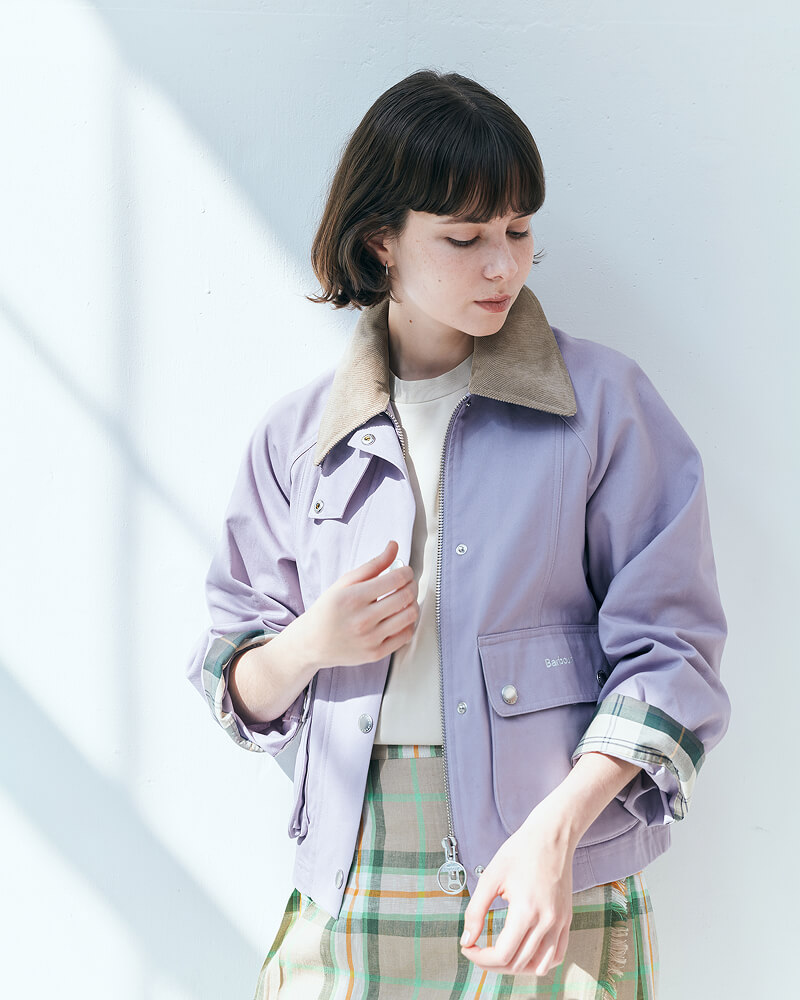 重なり合う光と色。春の街に馴染む、バブアーのライトアウター・スタイル / イメージ02