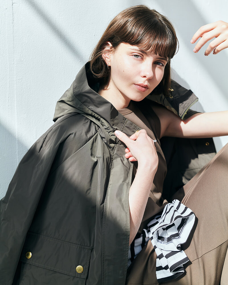 重なり合う光と色。春の街に馴染む、バブアーのライトアウター・スタイル / イメージ01