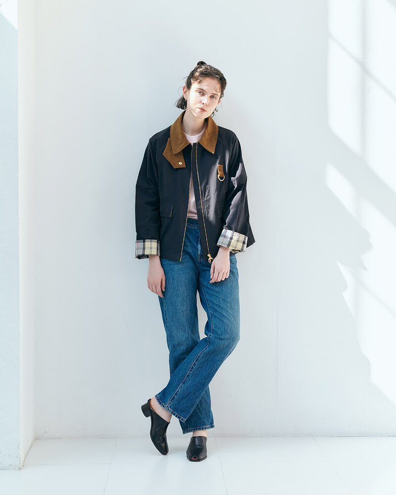 重なり合う光と色。春の街に馴染む、バブアーのライトアウター・スタイル / イメージ01