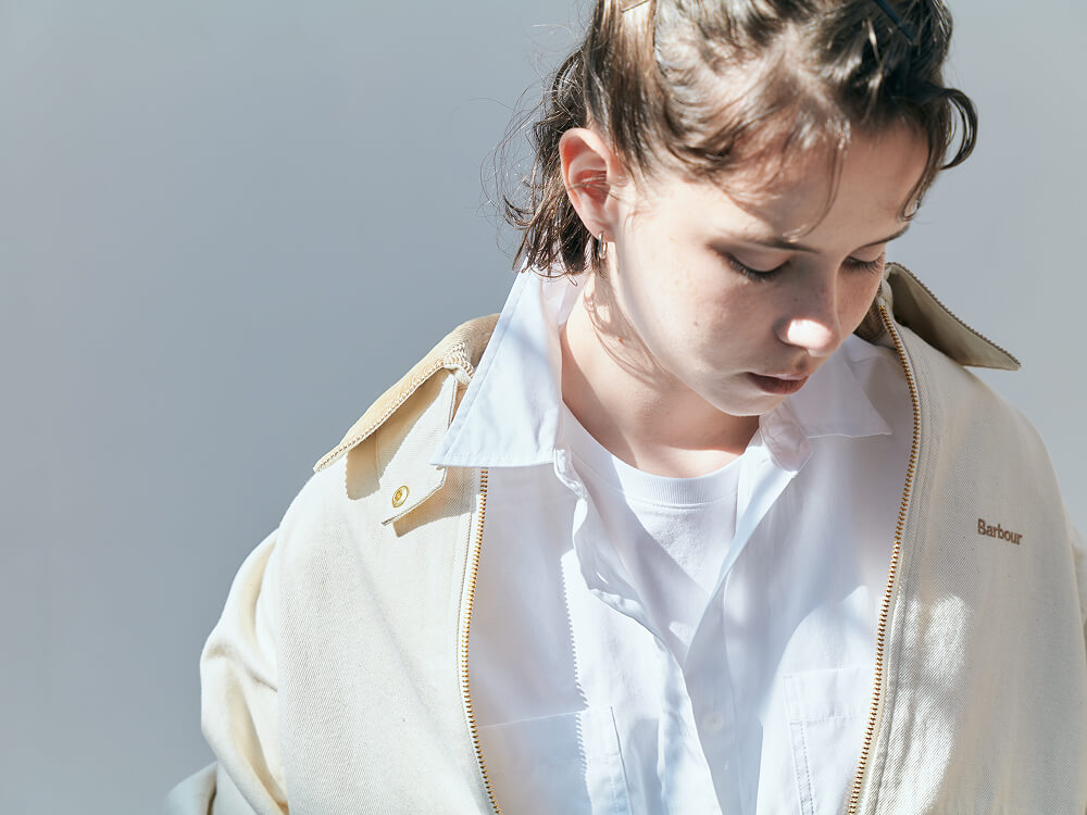 重なり合う光と色。春の街に馴染む、バブアーのライトアウター・スタイル / イメージ03