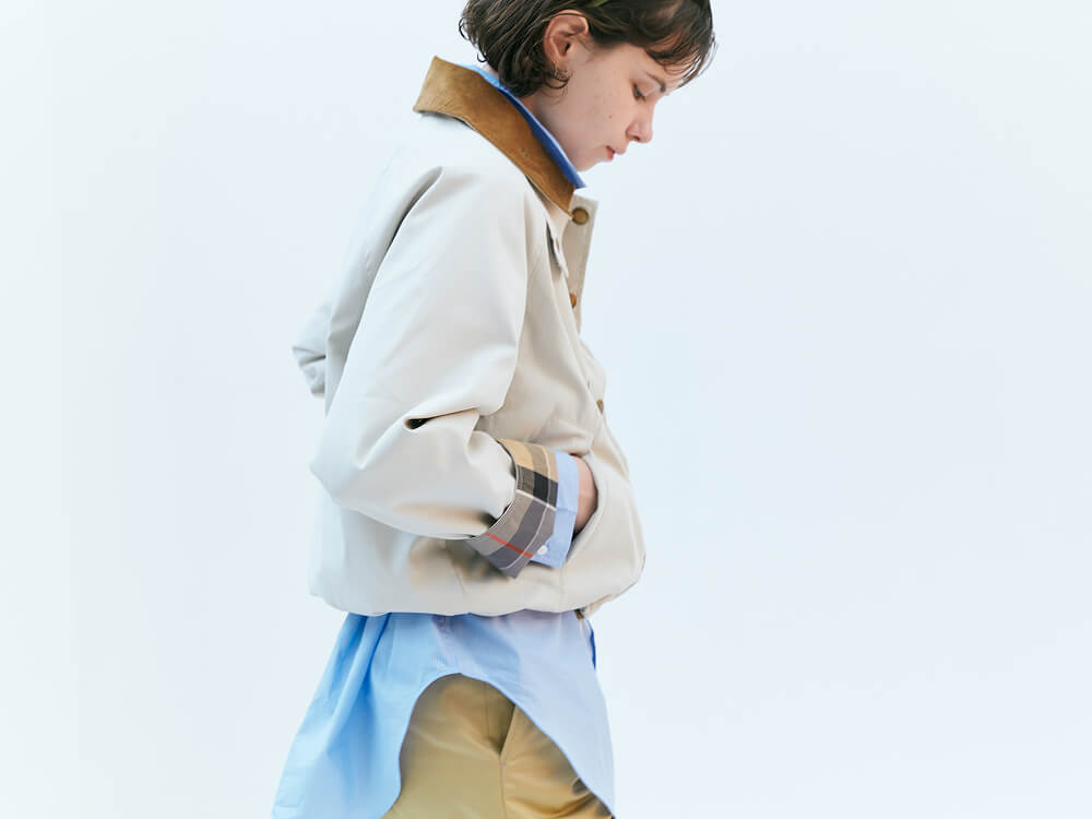 重なり合う光と色。春の街に馴染む、バブアーのライトアウター・スタイル / イメージ02