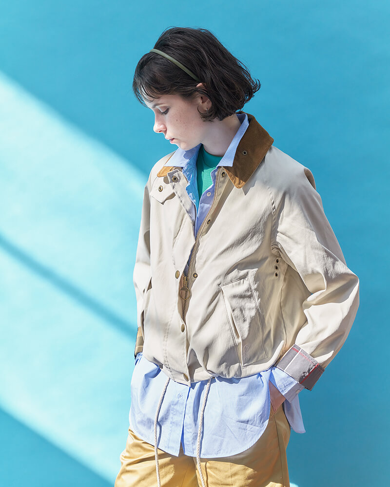 重なり合う光と色。春の街に馴染む、バブアーのライトアウター・スタイル / イメージ04