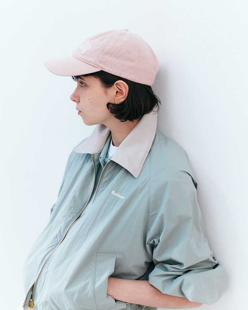 重なり合う光と色。春の街に馴染む、バブアーのライトアウター・スタイル / イメージ01