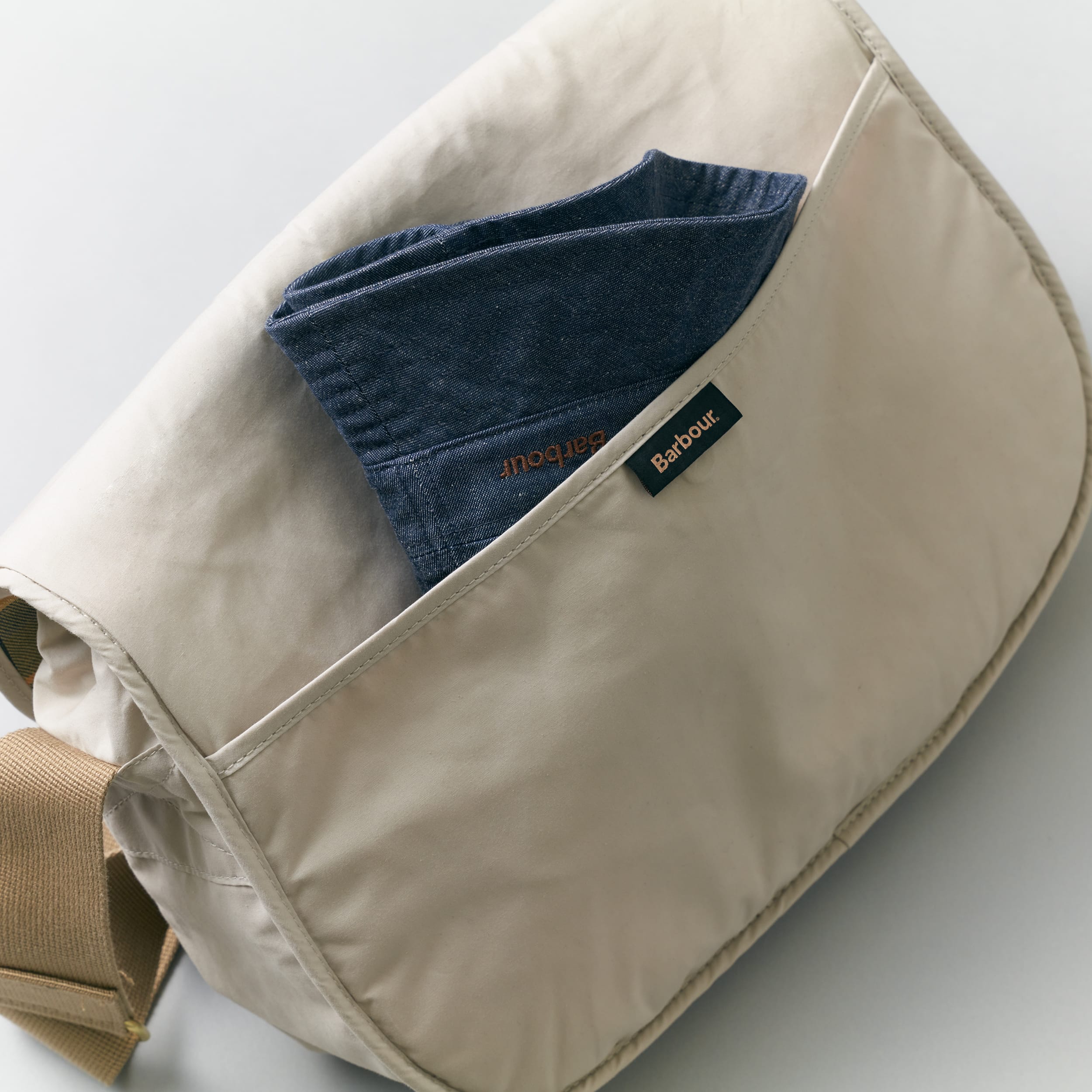 春夏の装いに、バブアーのバッグを イメージ05