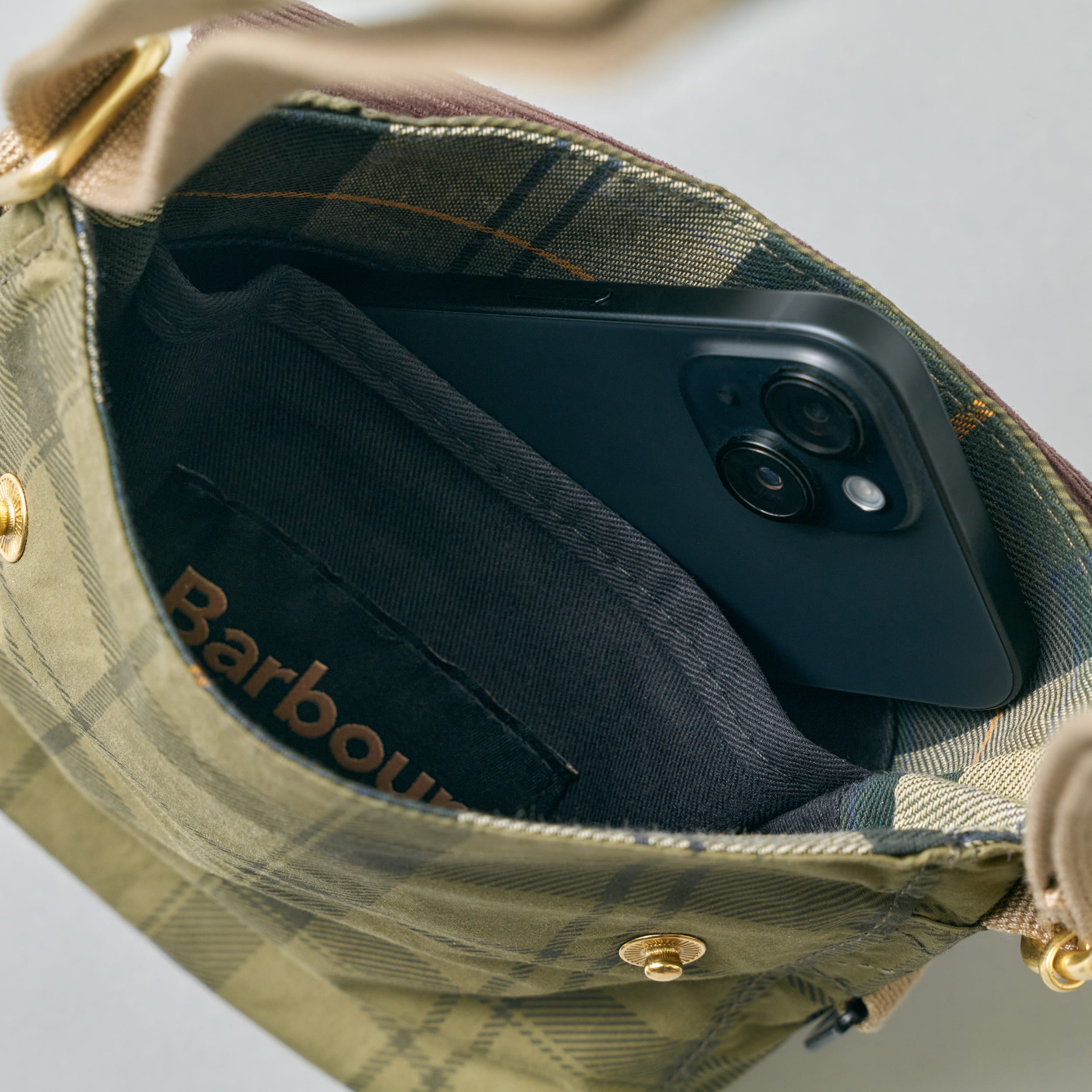 春夏の装いに、バブアーのバッグを イメージ07