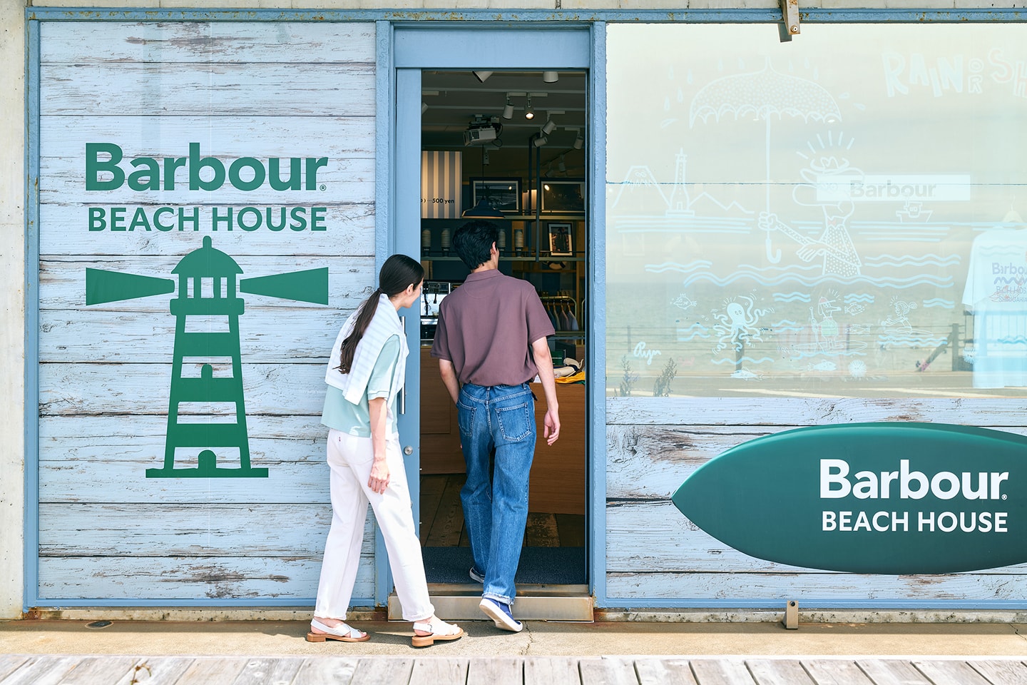 Barbour BEACH HOUSEに入店する男女