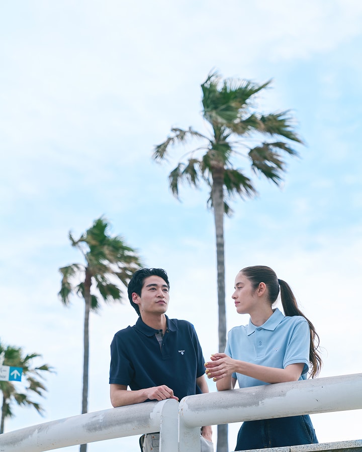 海辺で談笑する男女