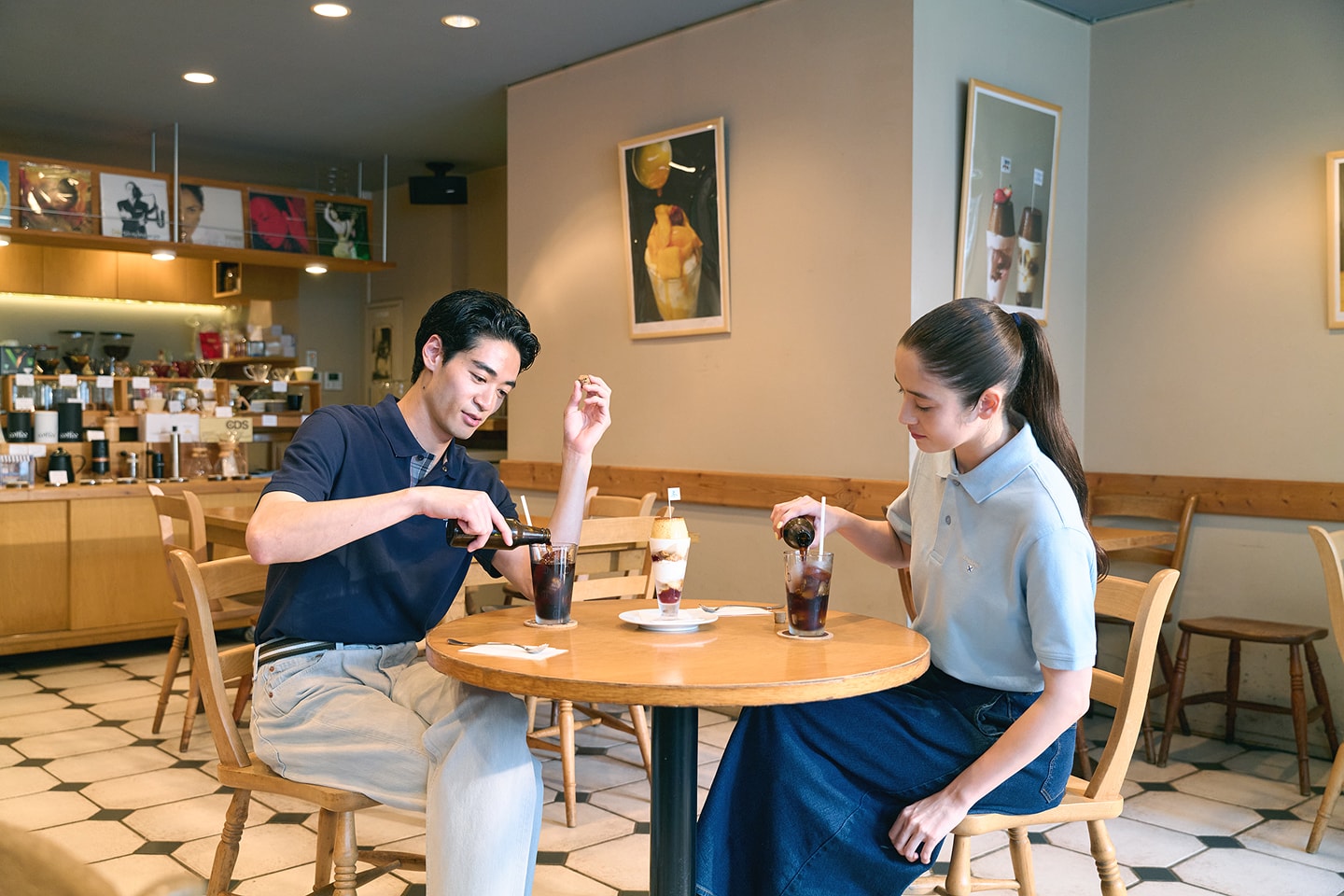 カフェで談笑する男女