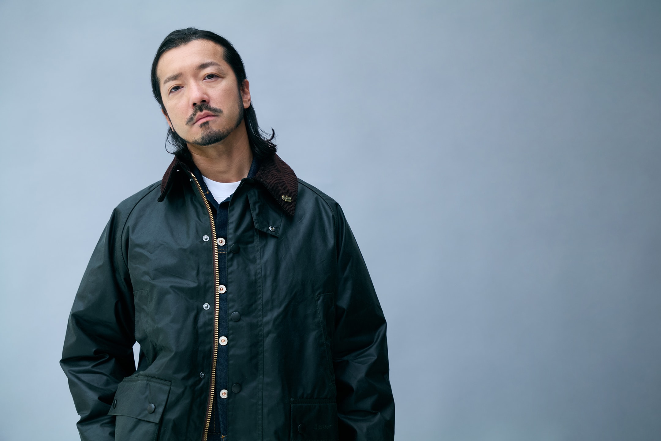 Bedale Wax Jacketを着用した金子ノブアキ氏