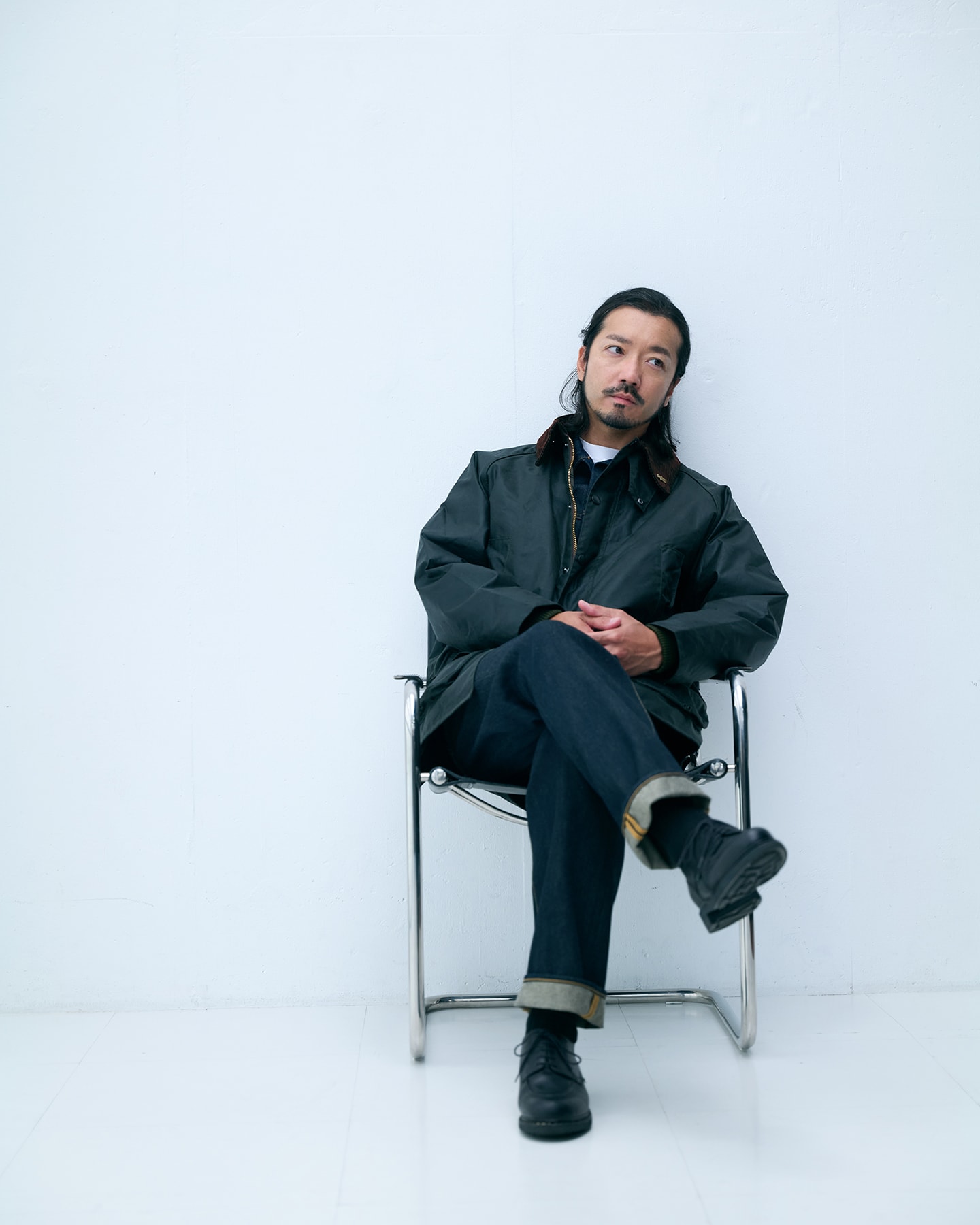 Bedale Wax Jacketを着用した金子ノブアキ氏の顔まわりのカット