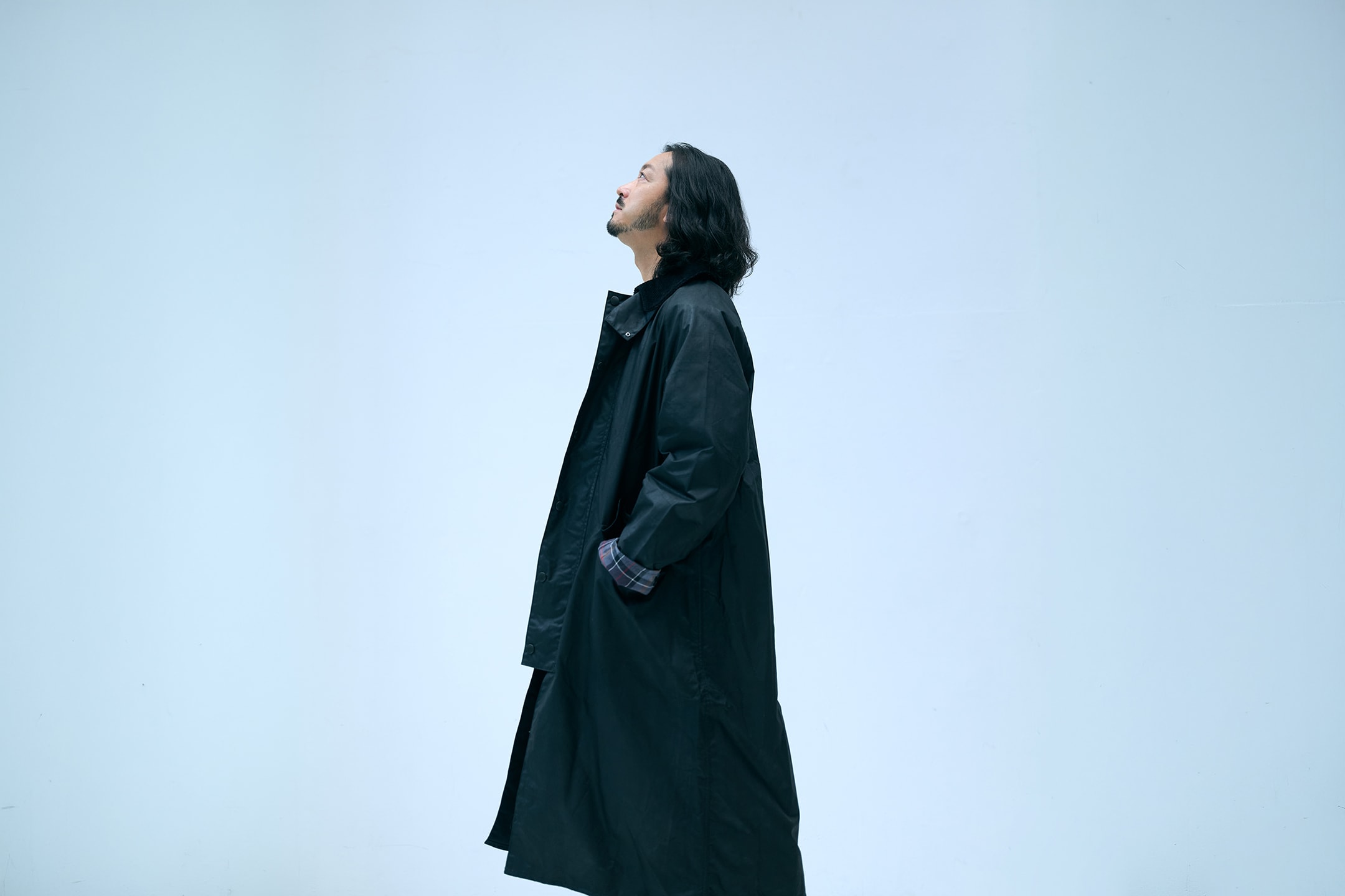 Burghley Wax Coatを着用した金子ノブアキ氏