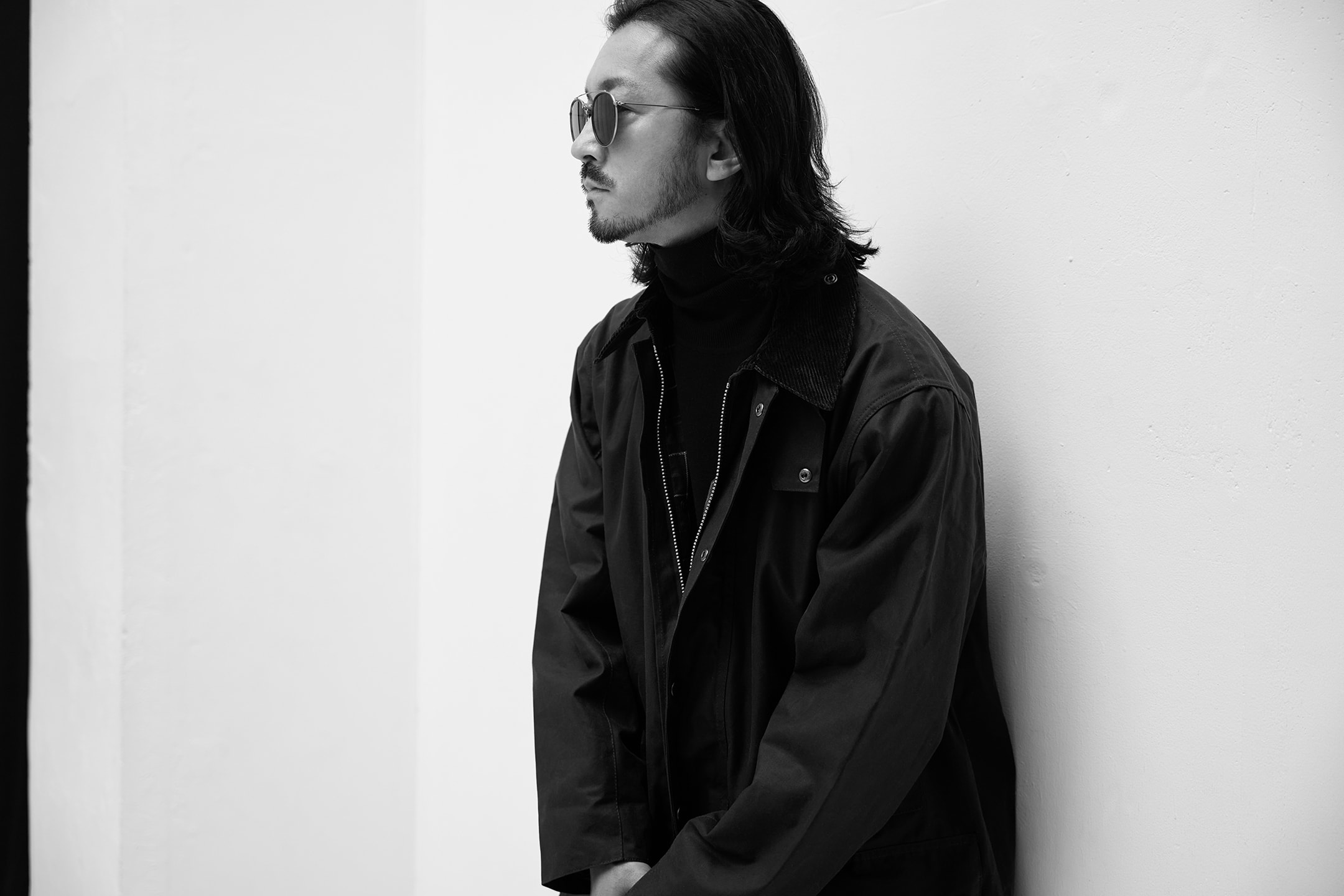 Northumbria Wax Jacketを着用した金子ノブアキ氏