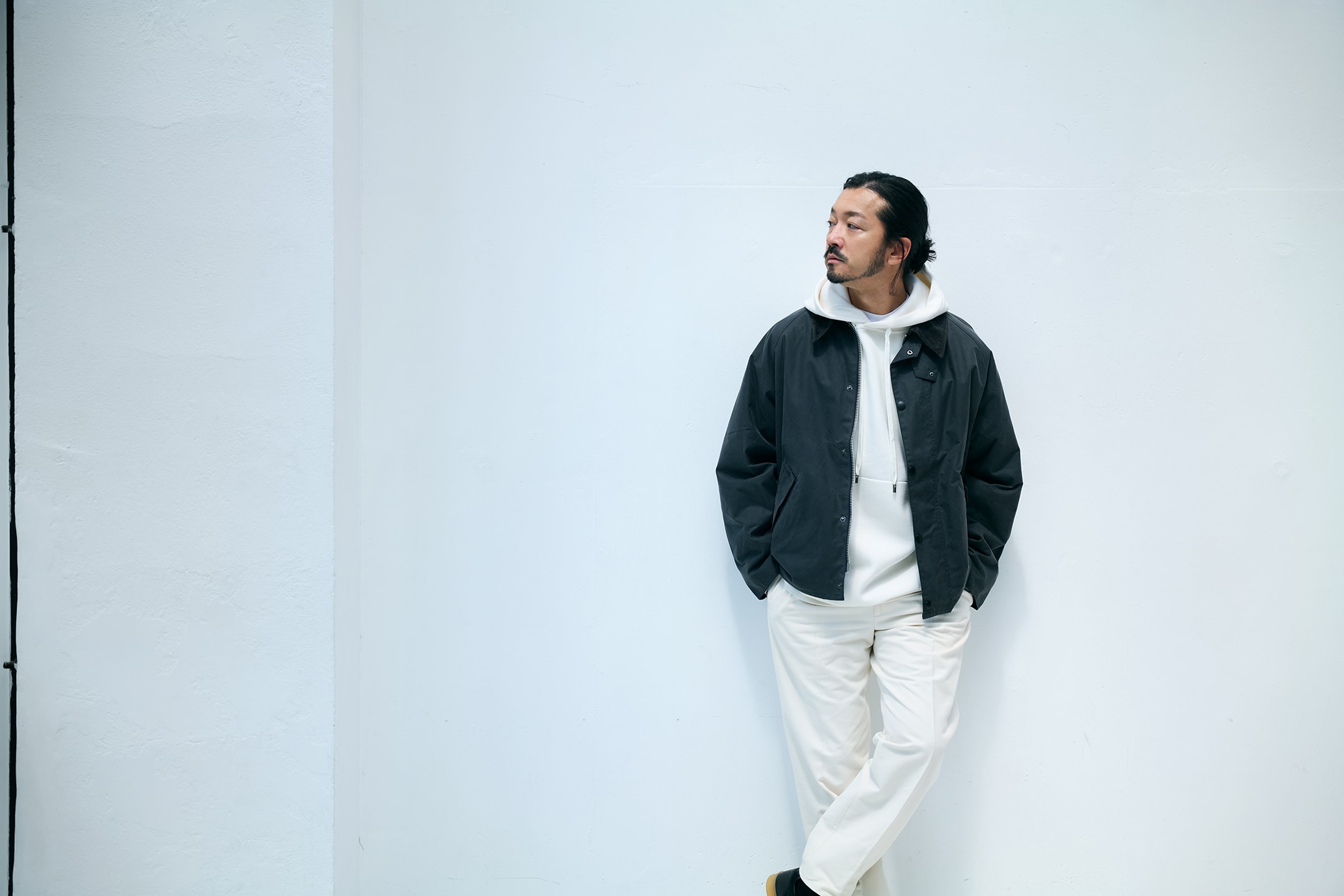 Transport Wax Jacketを着用した金子ノブアキ氏