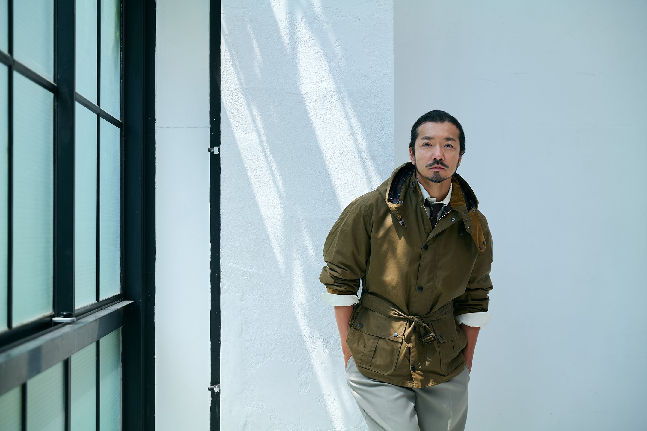 Ursula Wax Jacketを着用した金子ノブアキ氏